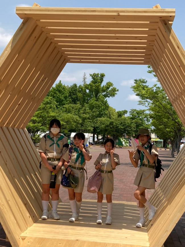 ４