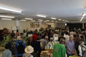 賑わう店内