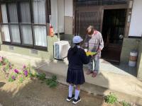 黄旗運動　小学生がわたしている写真