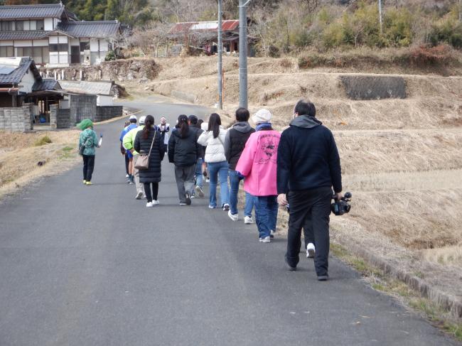 歩く
