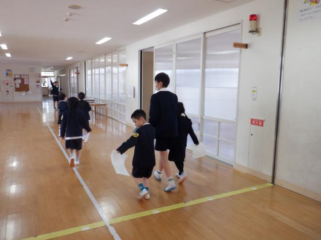 手をつなぐ