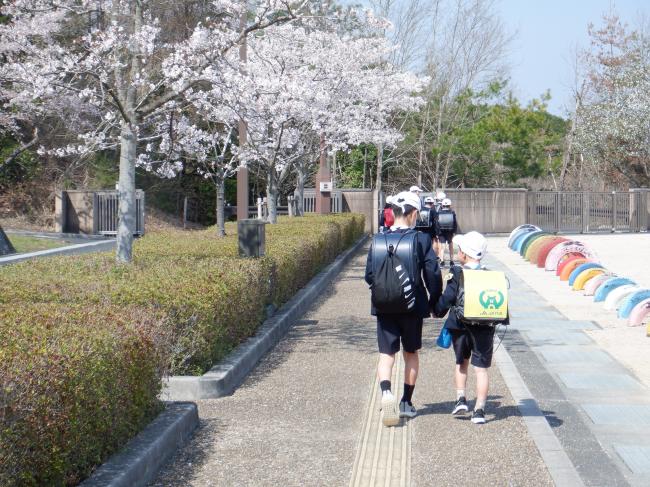 手をつなぐ