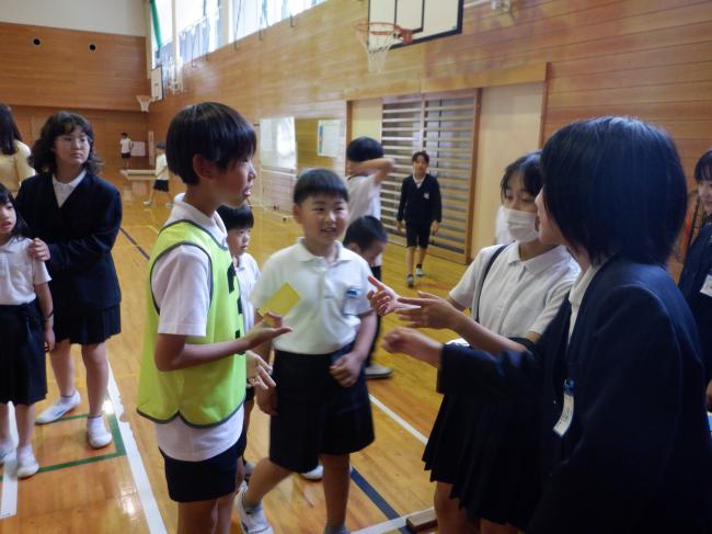 探す子ども