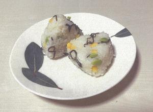 夏レシピ：枝豆とコーンのわんぱくおにぎり