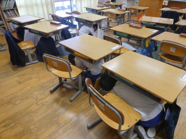机の下　教室
